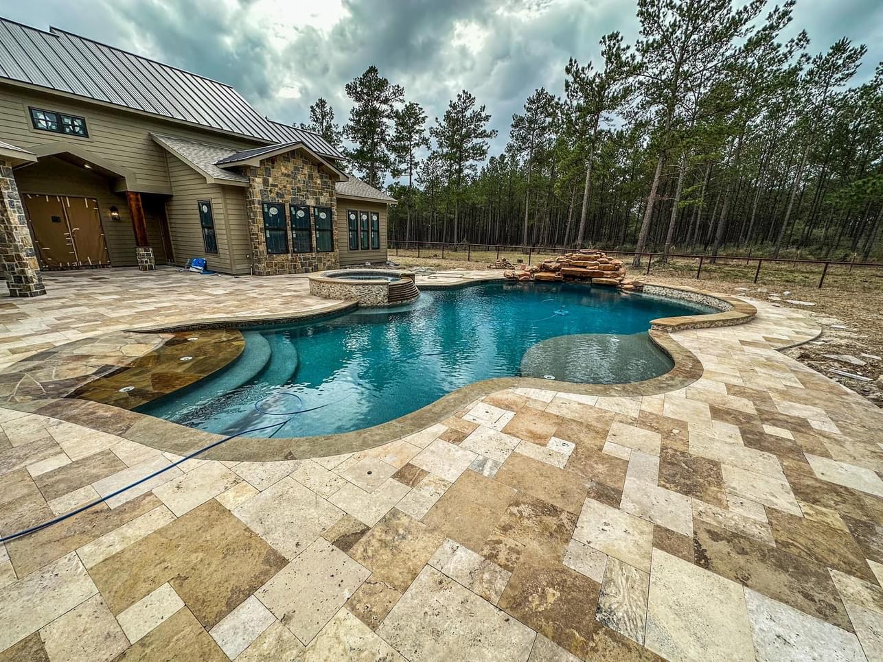Modern Resort Pool with Spa Retreat — Big Spring